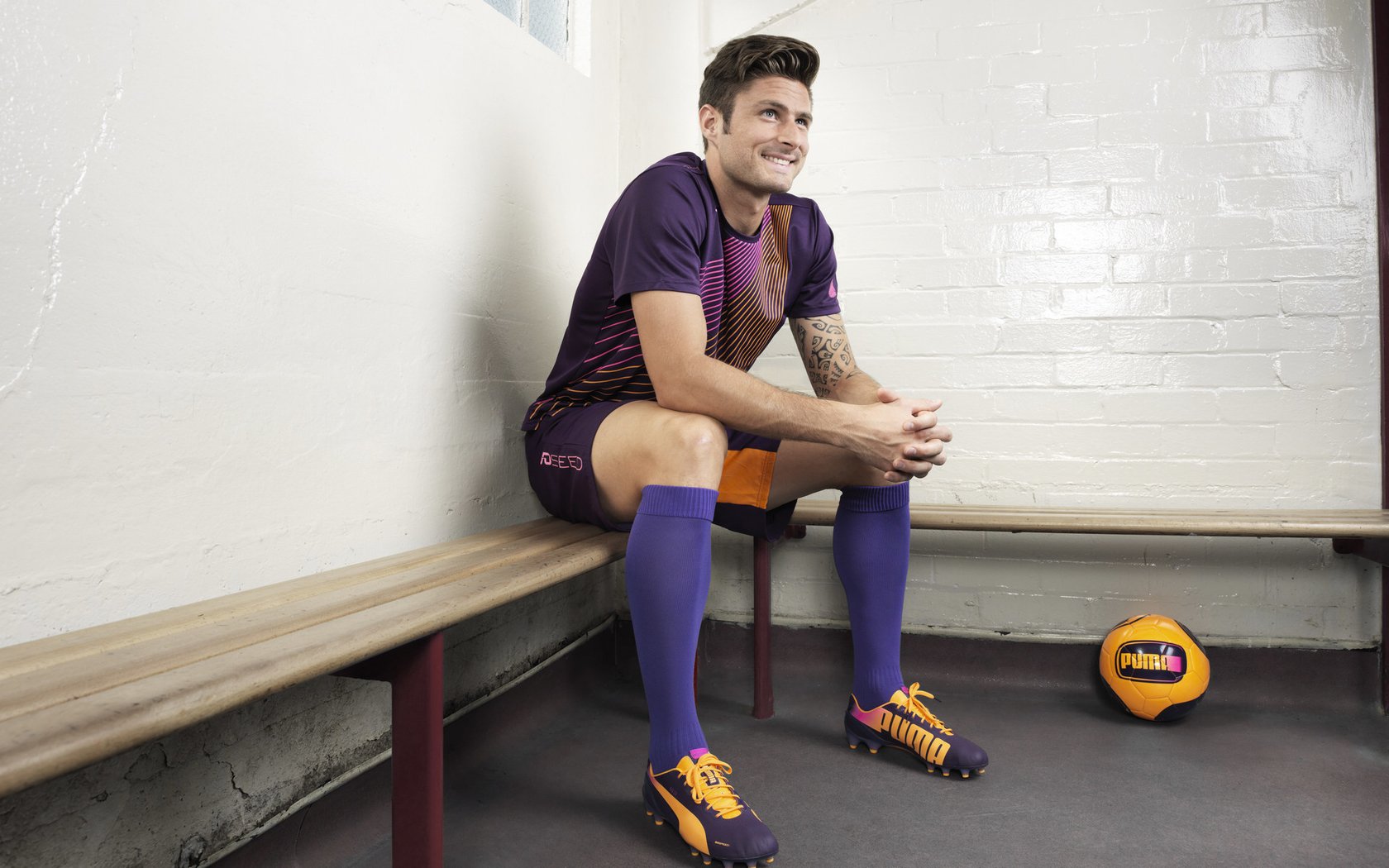 球员在训练中突破技术瓶颈获得教练肯定，持球队员突破后