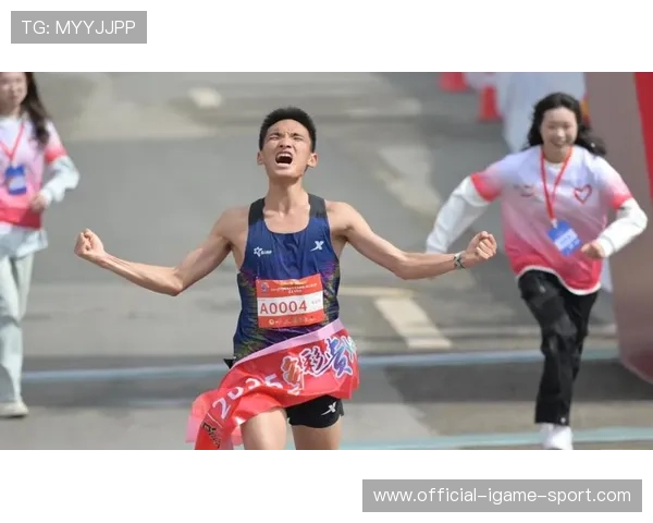 马拉松小将逆风跑进前五，表现炸裂