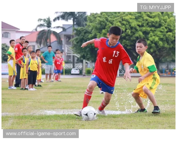 中国足球青训联盟积极开展校园足球推广活动，足球推广学校