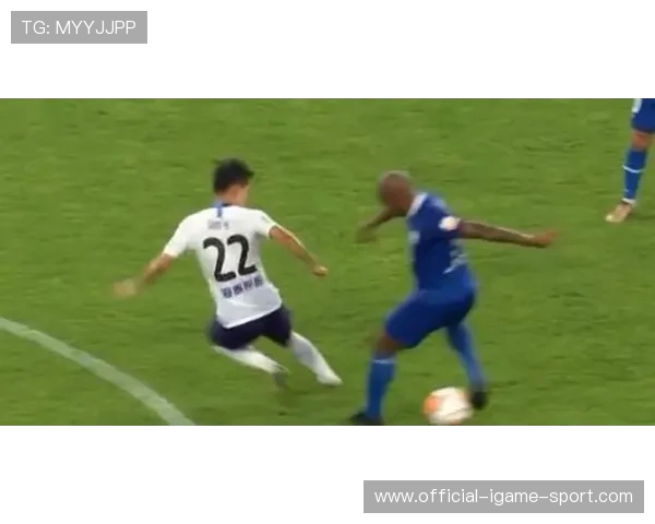 武磊禁区弧顶起脚劲射，皮球直入球门死角