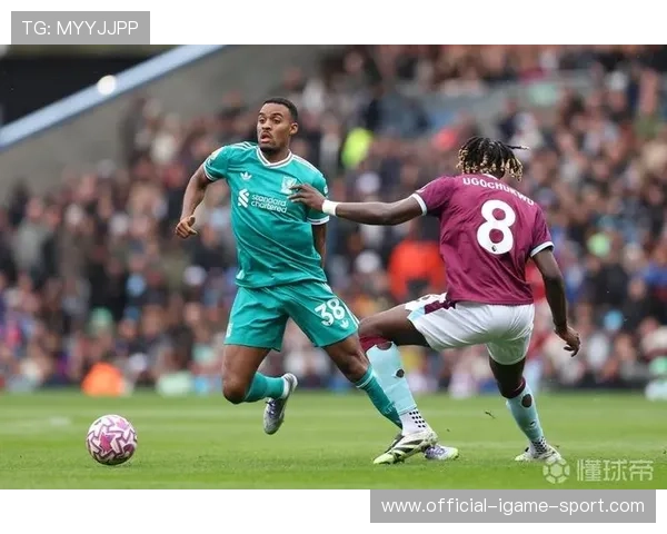 赫拉芬贝赫中场抢断后果断斜塞禁区