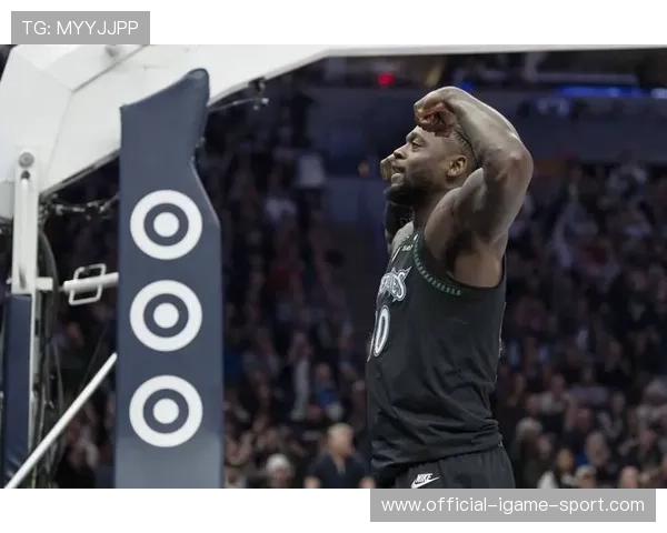 雄鹿末段连中两球，直接拉开